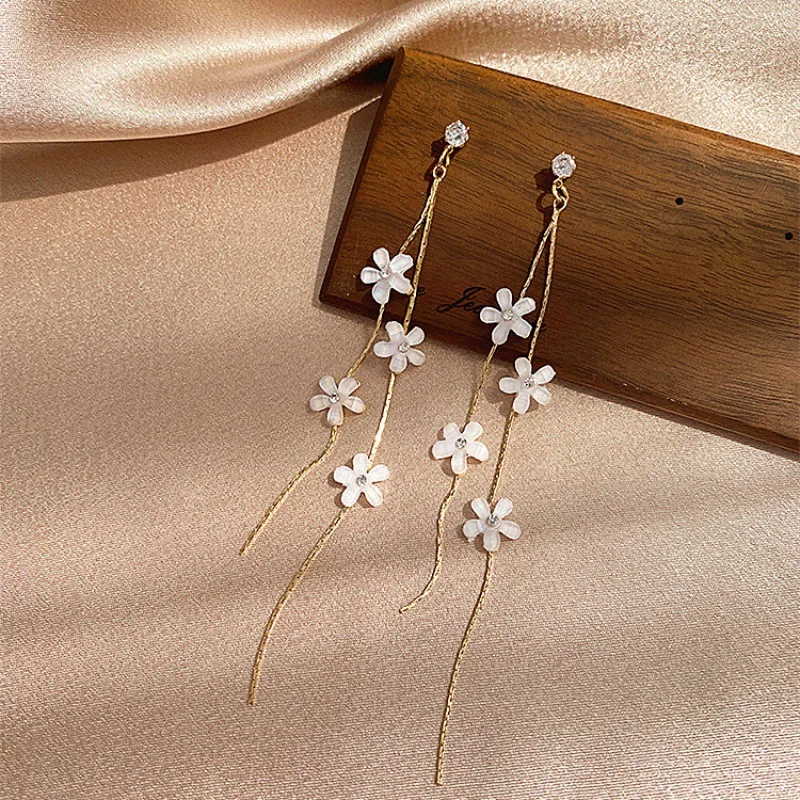 New Fashion Asymmetric Tassel Flower Earrings For Women Korean Style White Daisy Rhinestone Earring Girl Party Jewelry Gift-animated-img