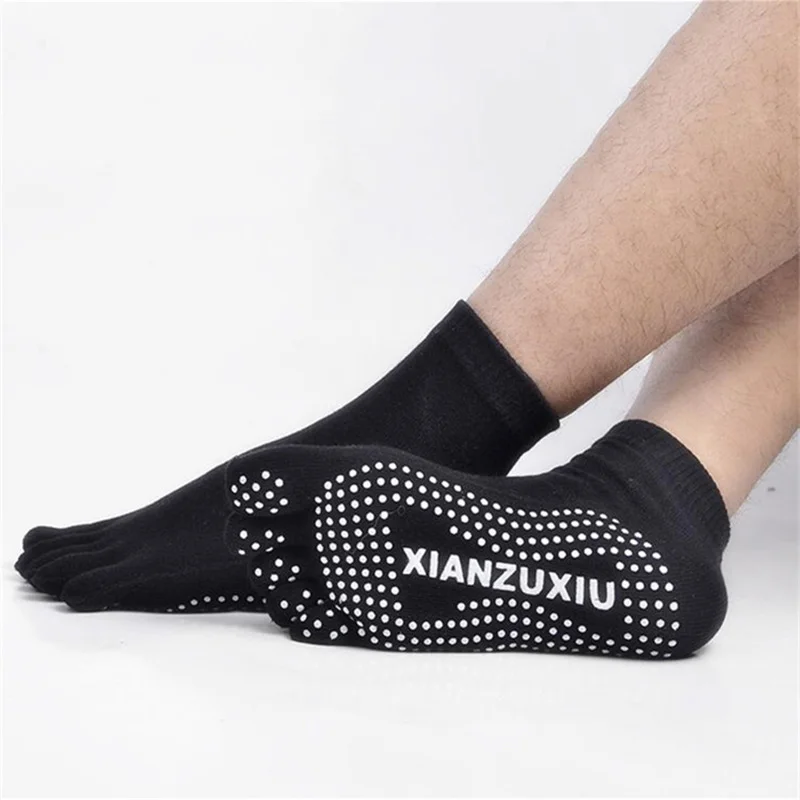 Cumpără Fitness & Body Building  Yoga Socks for Women Non Slip Socks with  Grips Barre Socks Workout Toeless Grippy Pilates Socks Gloves for Women &  Men