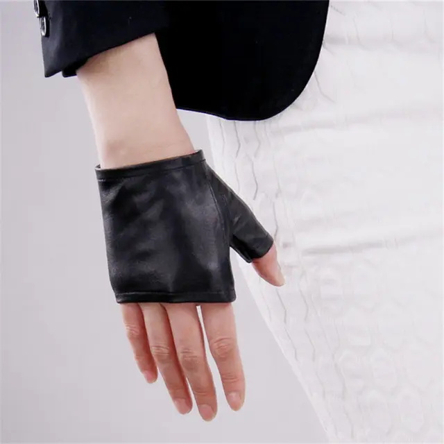 short fingerless gloves