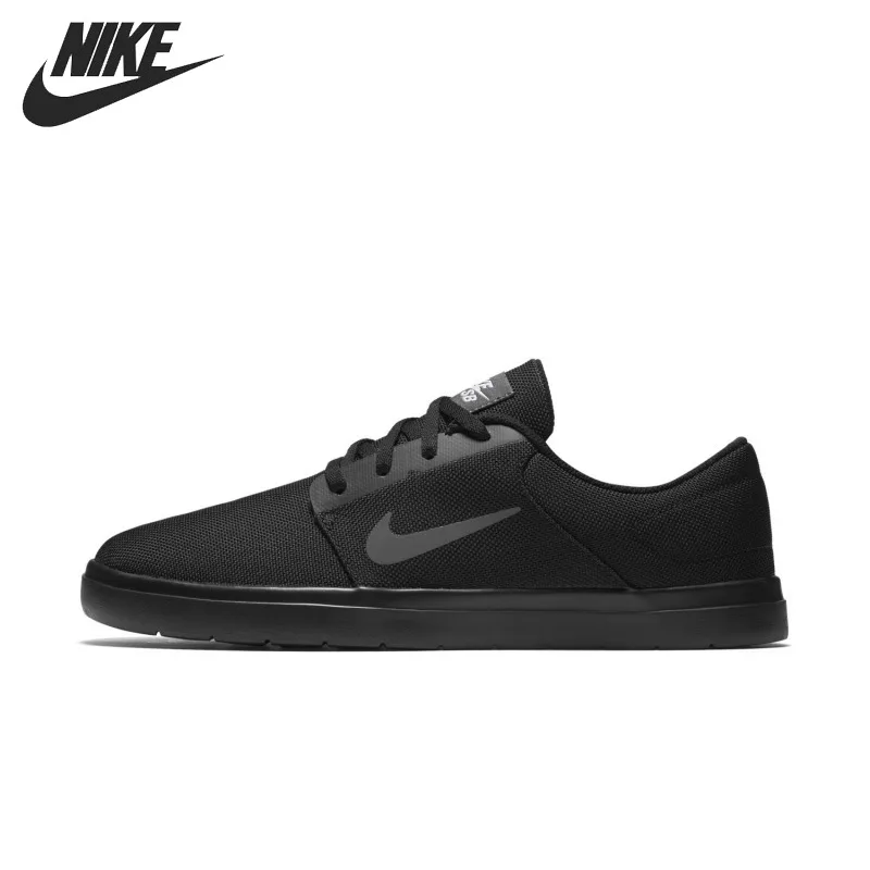 black nike lightweight shoes