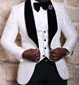 סגנון חדש חתניםגברים צעיף דש חתן טוקסידו אדום / לבן / שחור חליפות גברים חתונה הגבר הטוב ביותר בלייזר (ז'קט + מכנסיים + עניבה + אפודה) C46