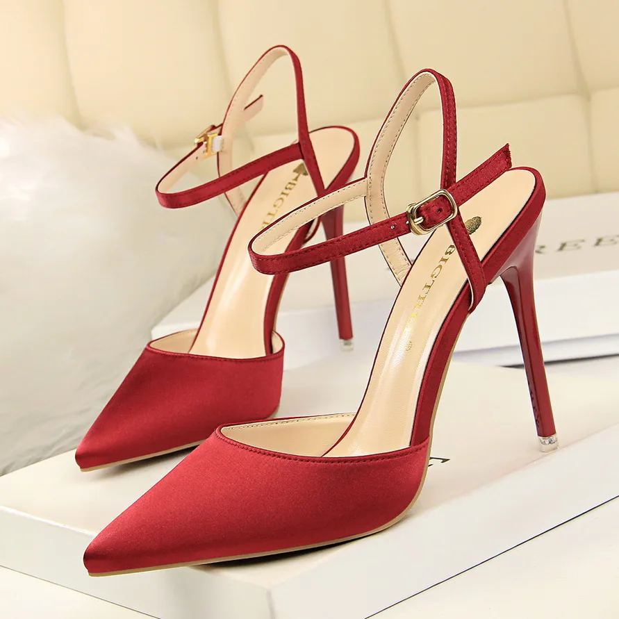 Red pointed pumps Outlet