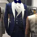 גברים בחליפות חתונה 2019 מותג חדש עיצוב שושבינים כחולים לבנים חתן דש צעיף טוקסידו גברים טוקסידו טוקסידו / נשף חליפות 3 חתיכות