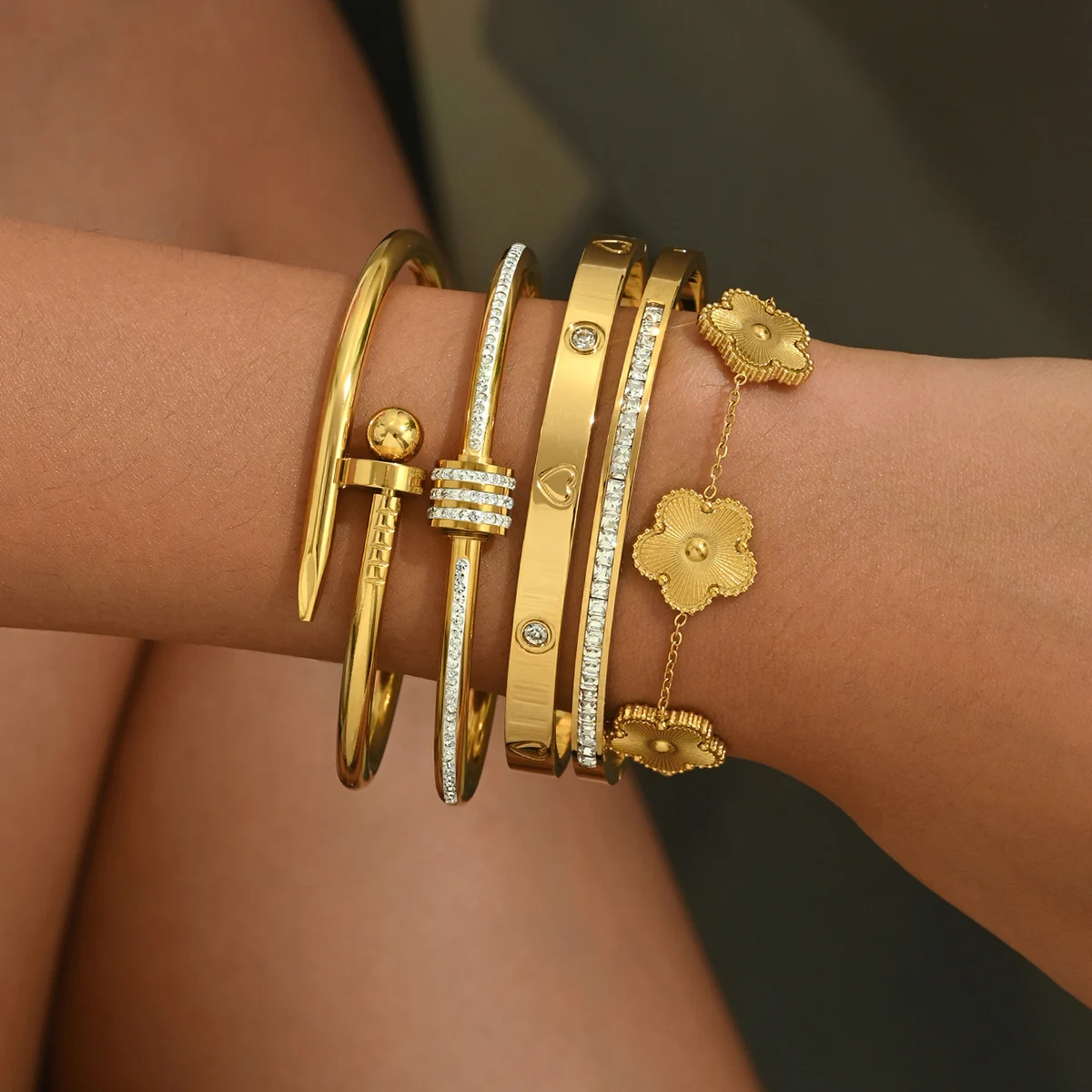 Europe and the United States hot stainless steel four-leaf clover lucky bracelet fashion women's nail bracelet gold bangles-animated-img