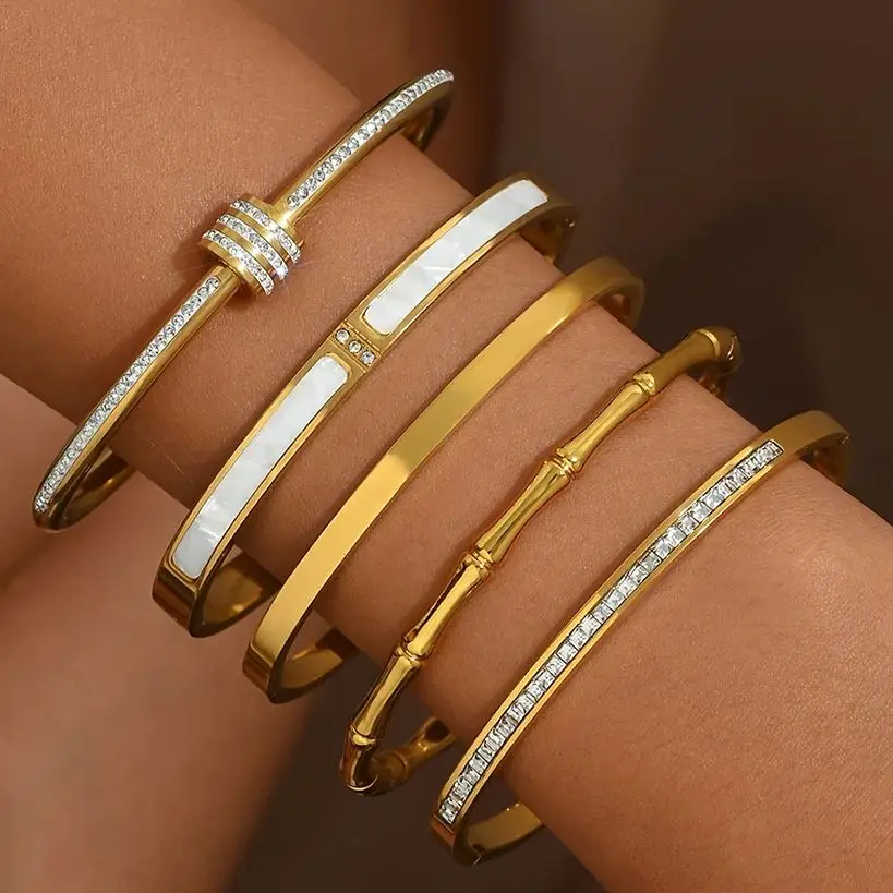 Europe and the United States hot stainless steel four-leaf clover lucky bracelet fashion women's nail bracelet gold bangles-animated-img