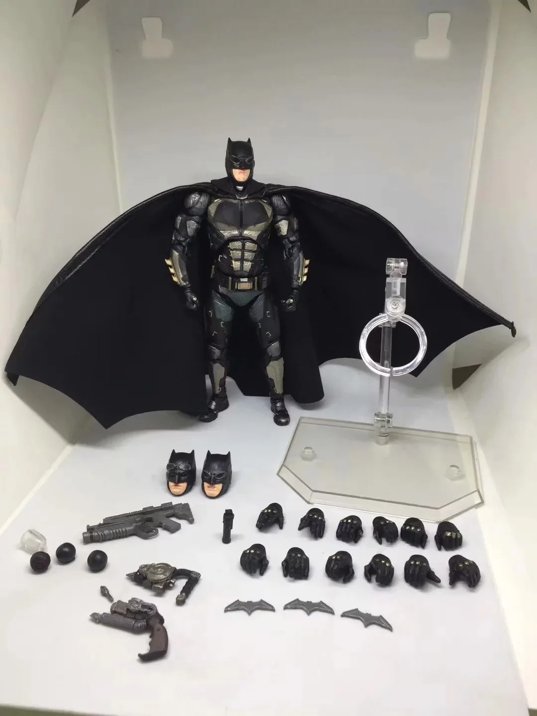 mafex justice league batman tactical suit